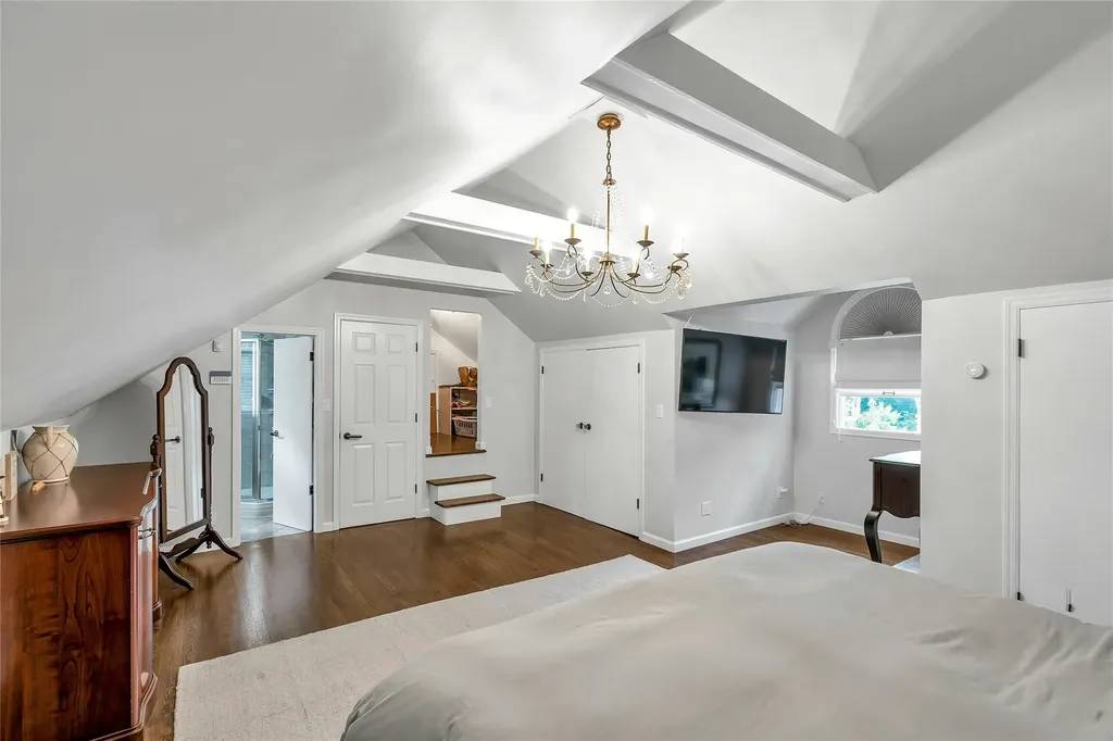 45 Pool Drive Roslyn NY 11576