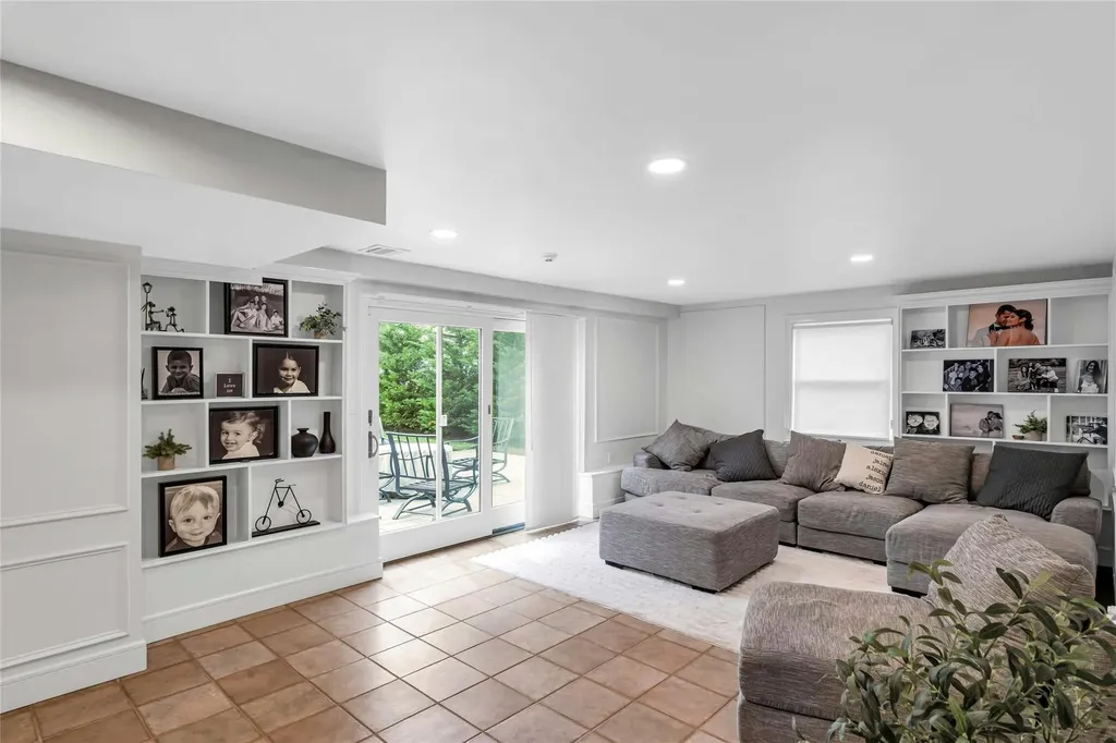45 Pool Drive Roslyn NY 11576