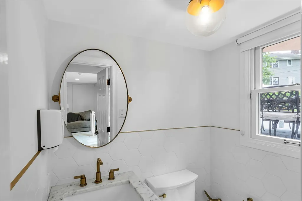 45 Pool Drive Roslyn NY 11576