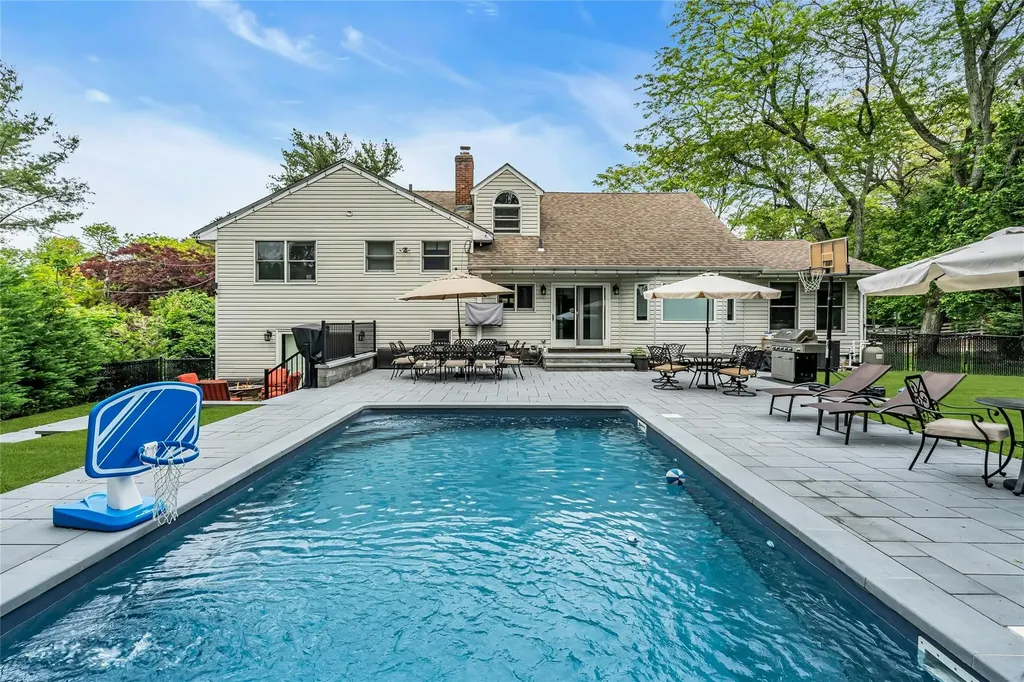 45 Pool Drive Roslyn NY 11576