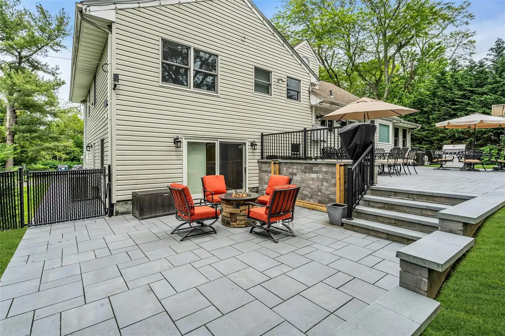 45 Pool Drive Roslyn NY 11576