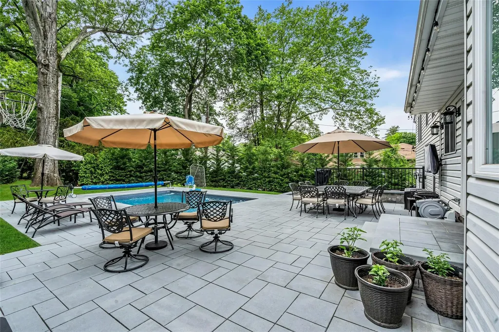 45 Pool Drive Roslyn NY 11576