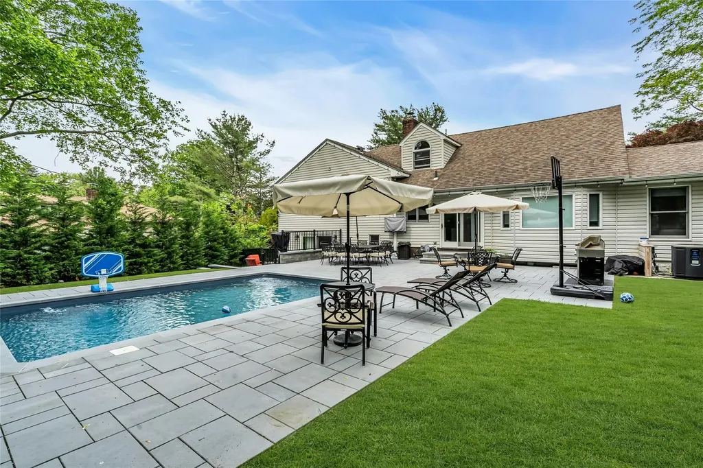 45 Pool Drive Roslyn NY 11576