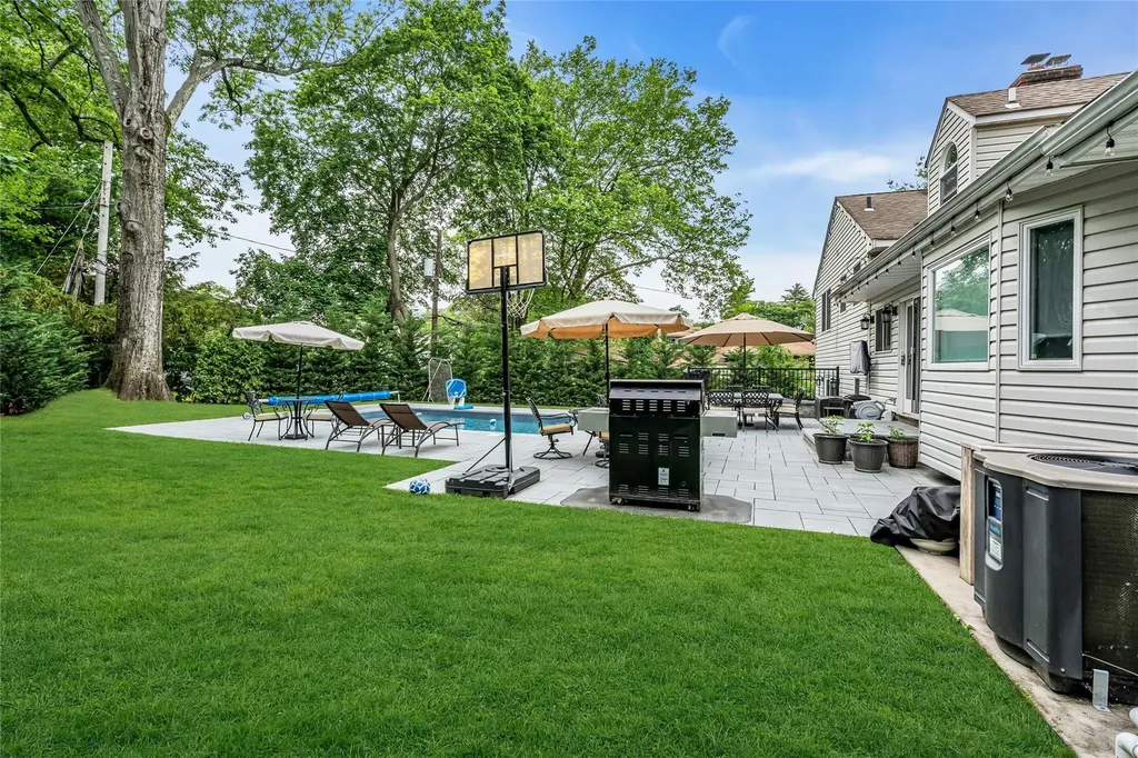 45 Pool Drive Roslyn NY 11576