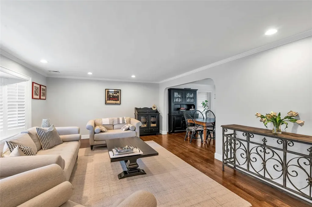 45 Pool Drive Roslyn NY 11576