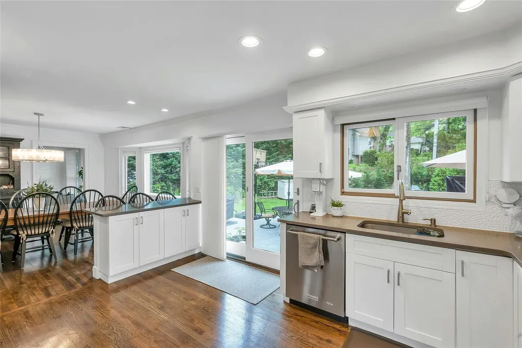 45 Pool Drive Roslyn NY 11576