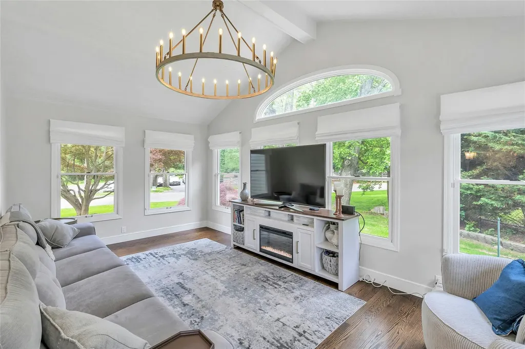 45 Pool Drive Roslyn NY 11576