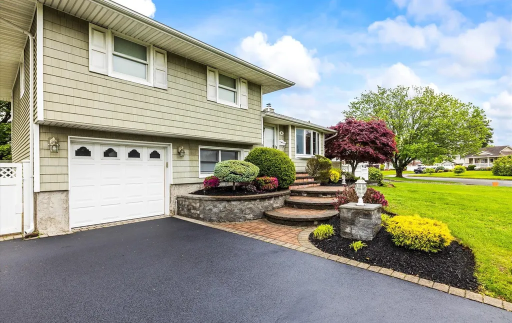 19 Walter Court Commack NY 11725