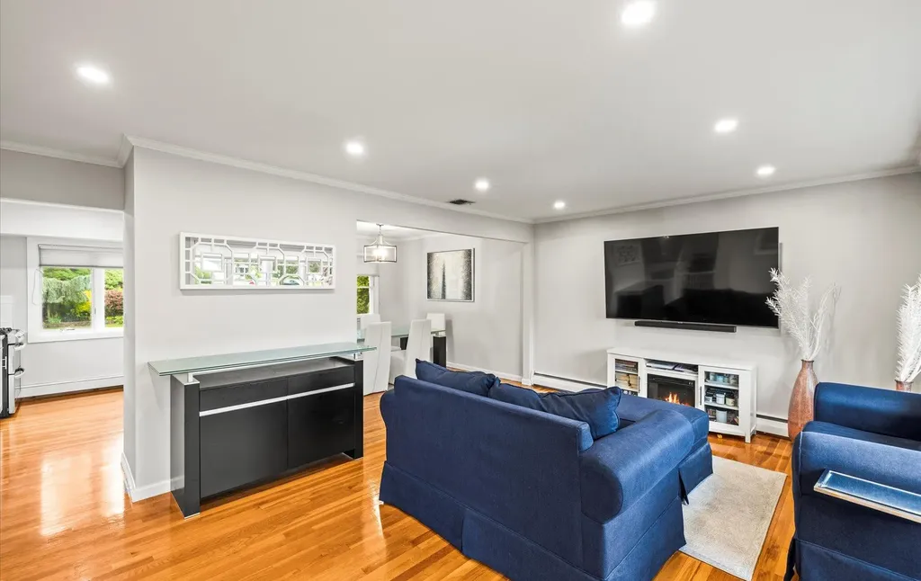 19 Walter Court Commack NY 11725