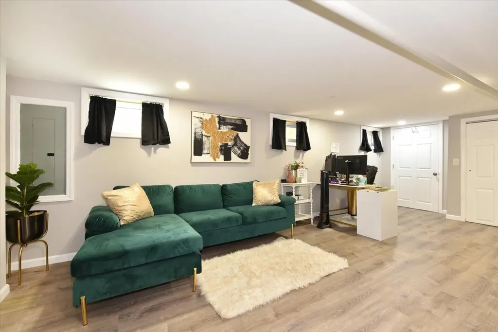186 E Chester Street Valley Stream NY 11580