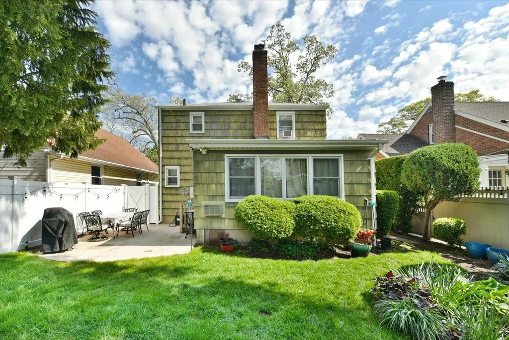 186 E Chester Street Valley Stream NY 11580