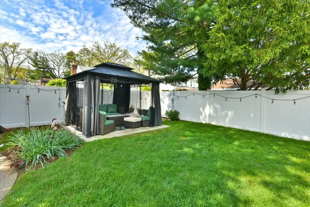 186 E Chester Street Valley Stream NY 11580