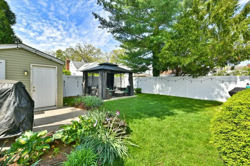 186 E Chester Street Valley Stream NY 11580