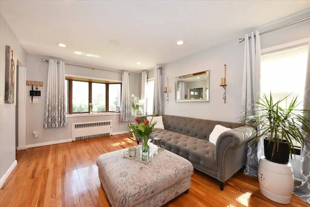 186 E Chester Street Valley Stream NY 11580