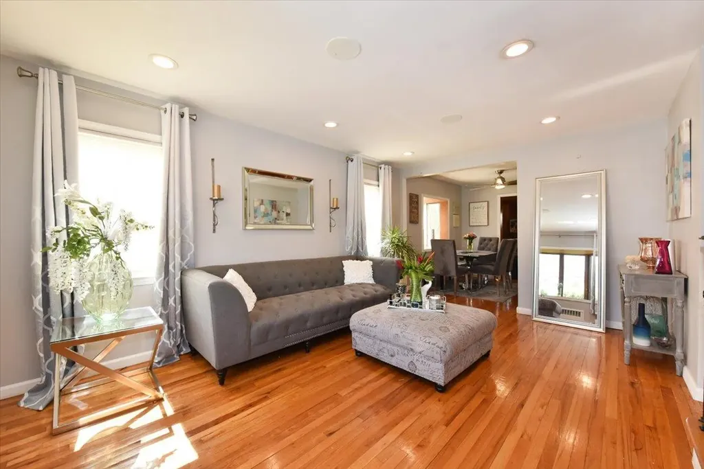 186 E Chester Street Valley Stream NY 11580