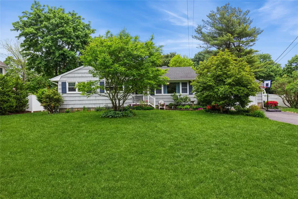 15 Astor Avenue Saint James NY 11780