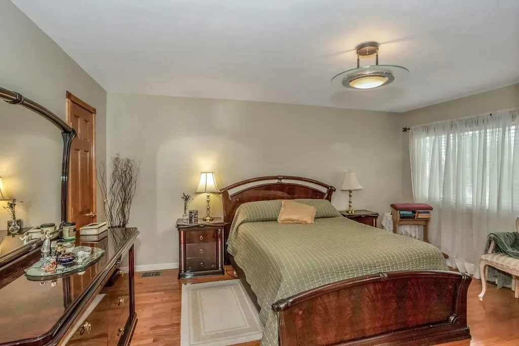 30 Vanderbilt Way North Woodmere NY 11581