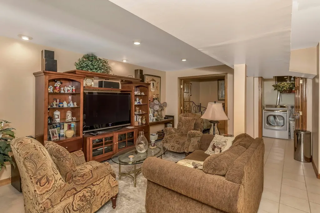 30 Vanderbilt Way North Woodmere NY 11581