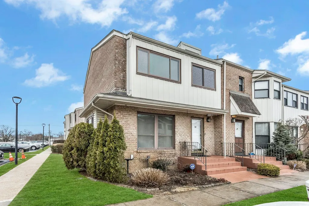 30 Vanderbilt Way North Woodmere NY 11581