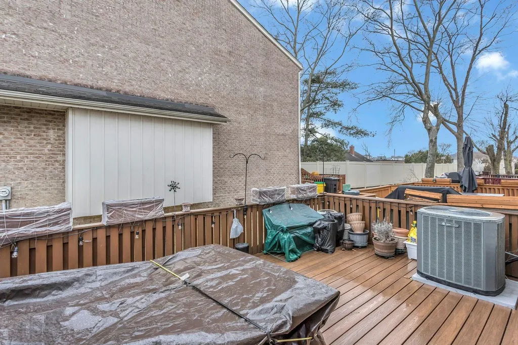 30 Vanderbilt Way North Woodmere NY 11581