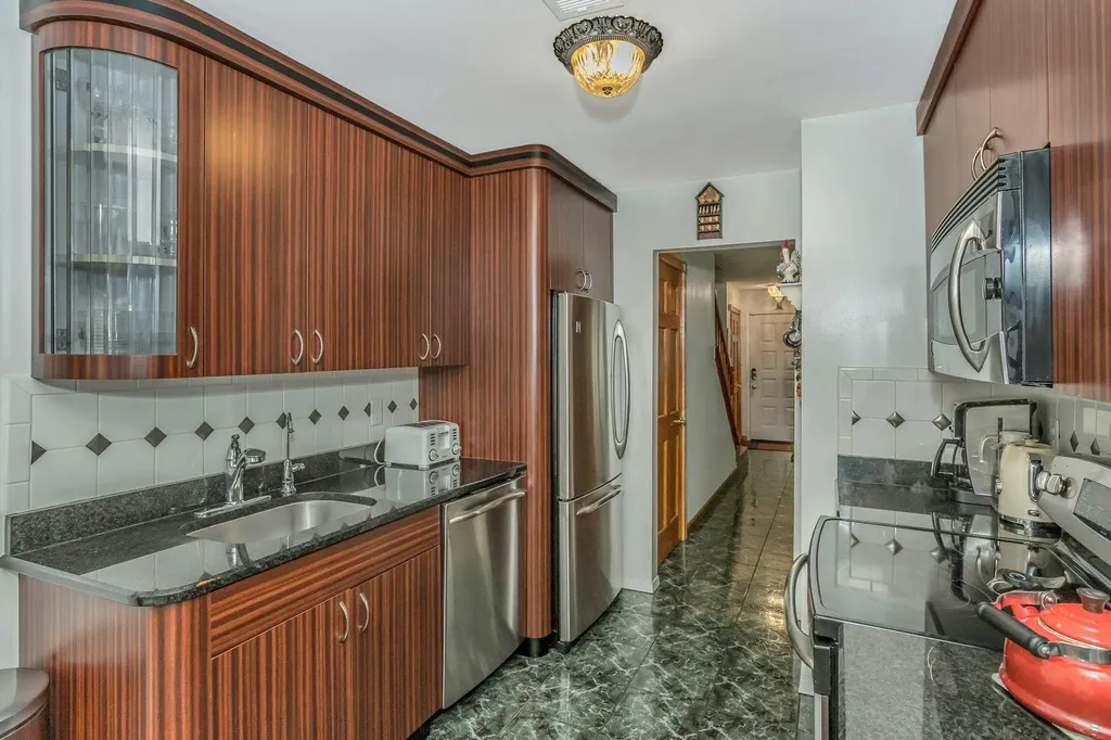 30 Vanderbilt Way North Woodmere NY 11581