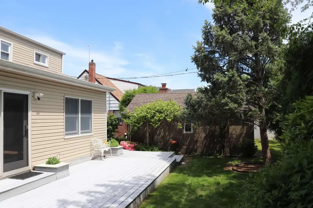 35 Morris Drive New Hyde Park NY 11040
