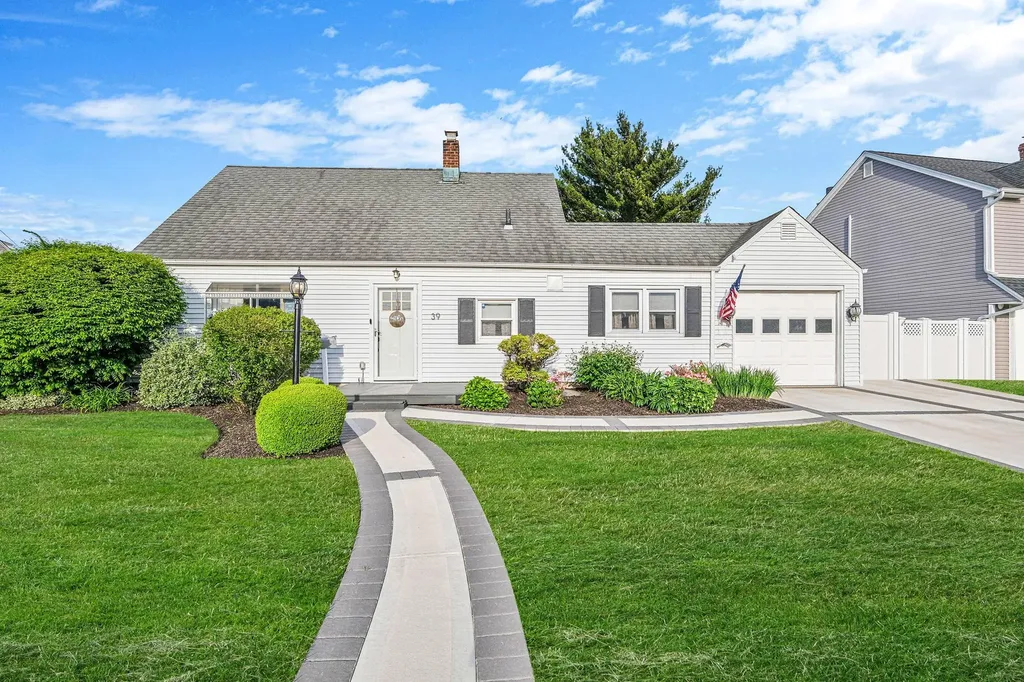 39 Oaktree Lane Levittown NY 11756