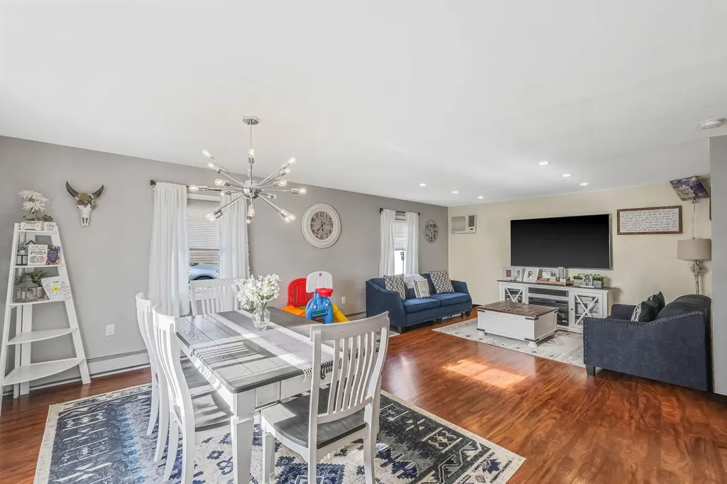 39 Oaktree Lane Levittown NY 11756