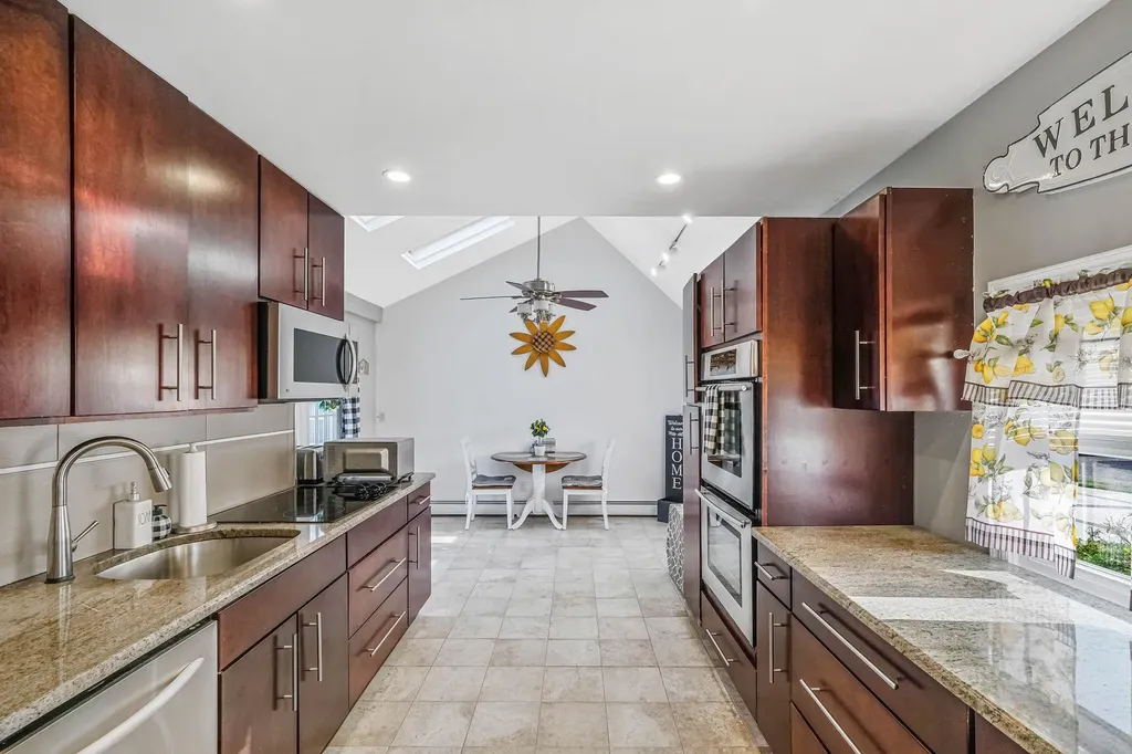39 Oaktree Lane Levittown NY 11756