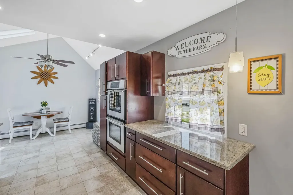 39 Oaktree Lane Levittown NY 11756