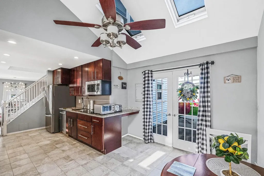 39 Oaktree Lane Levittown NY 11756