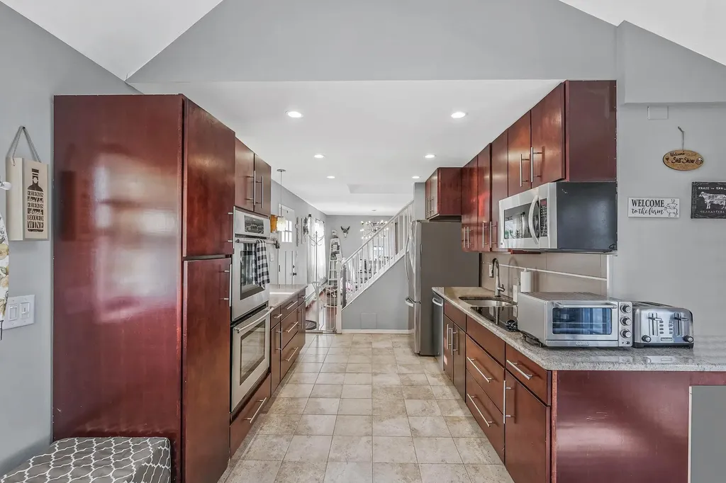 39 Oaktree Lane Levittown NY 11756