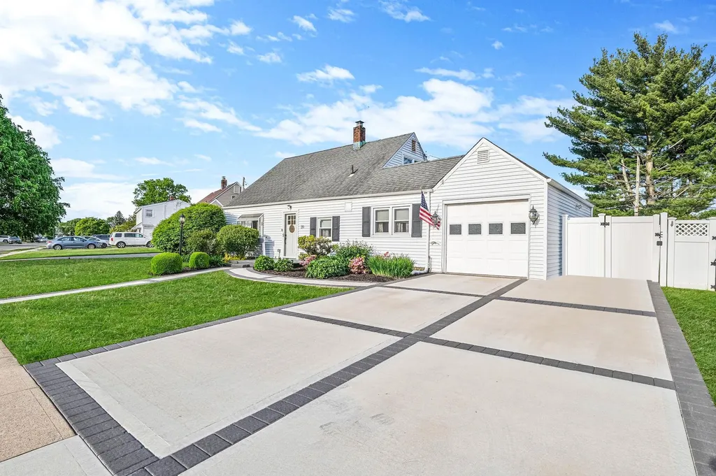 39 Oaktree Lane Levittown NY 11756
