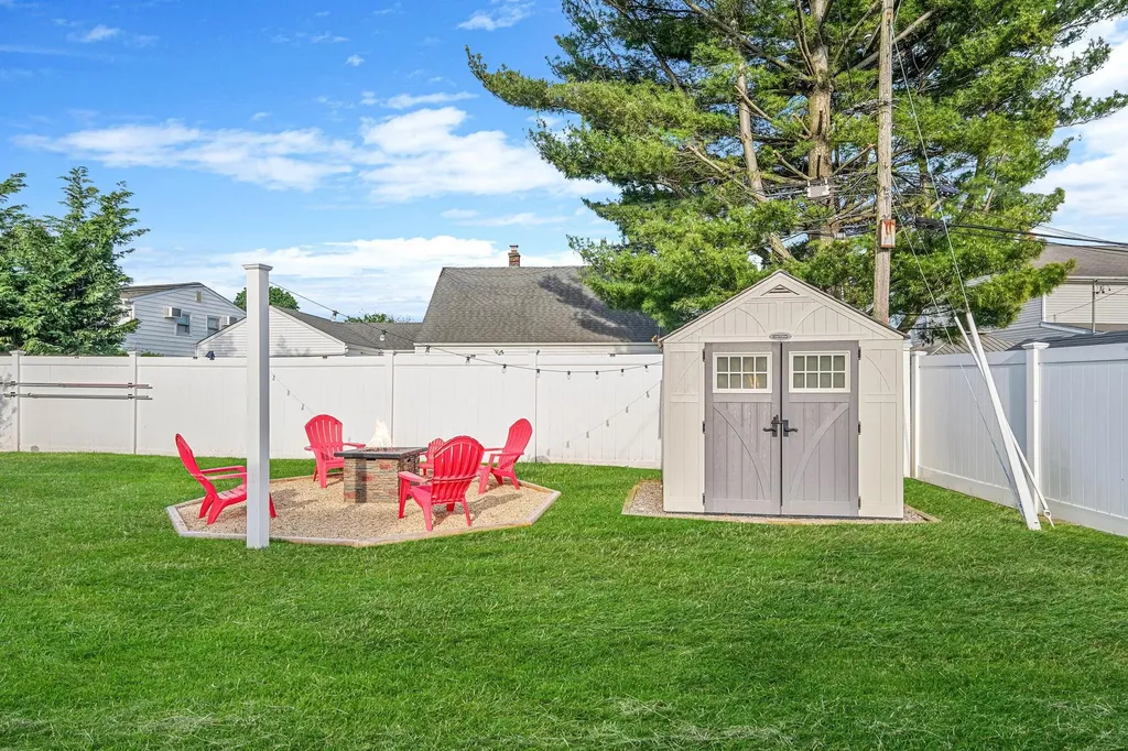 39 Oaktree Lane Levittown NY 11756