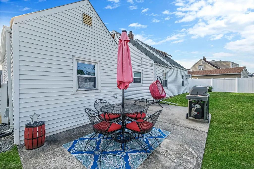 39 Oaktree Lane Levittown NY 11756