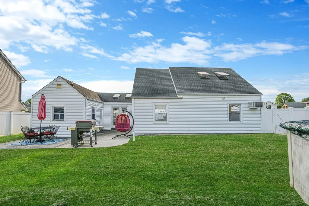 39 Oaktree Lane Levittown NY 11756