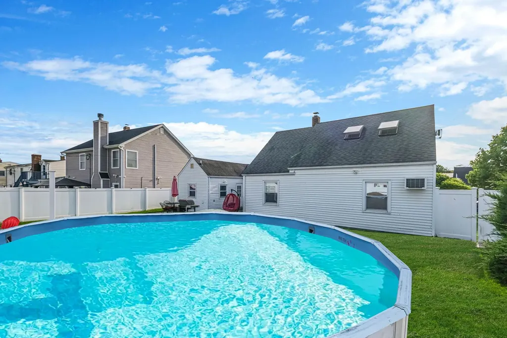 39 Oaktree Lane Levittown NY 11756