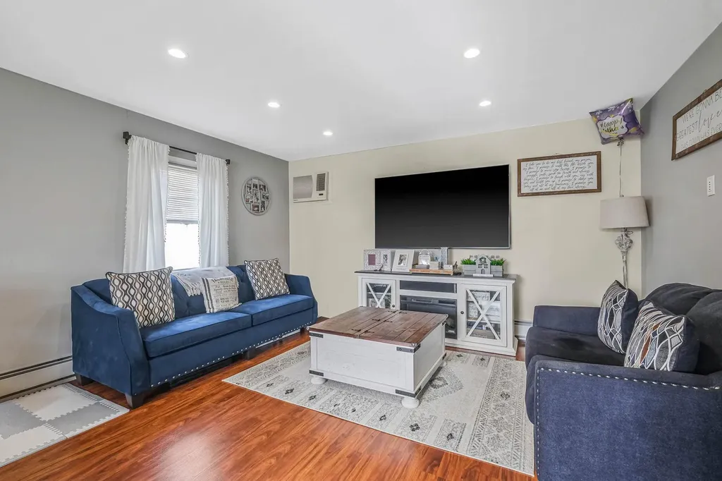 39 Oaktree Lane Levittown NY 11756