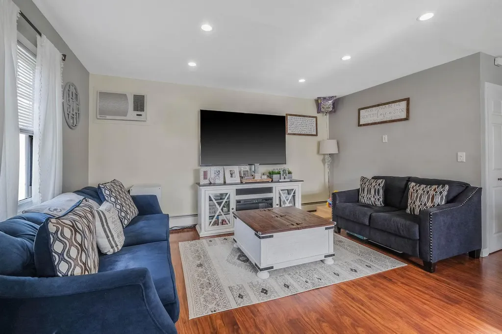 39 Oaktree Lane Levittown NY 11756