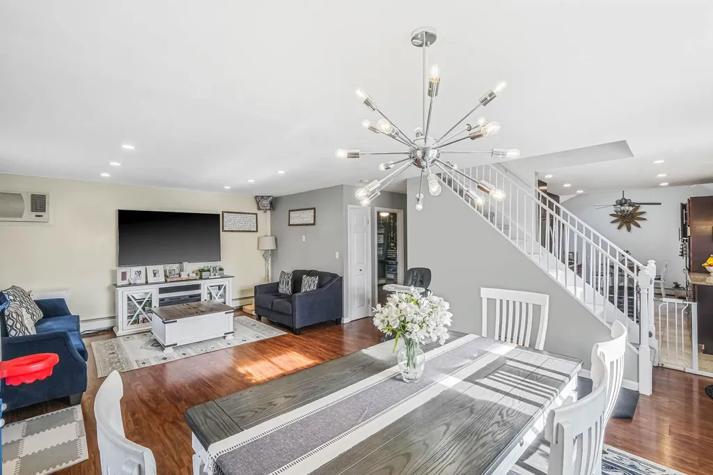 39 Oaktree Lane Levittown NY 11756
