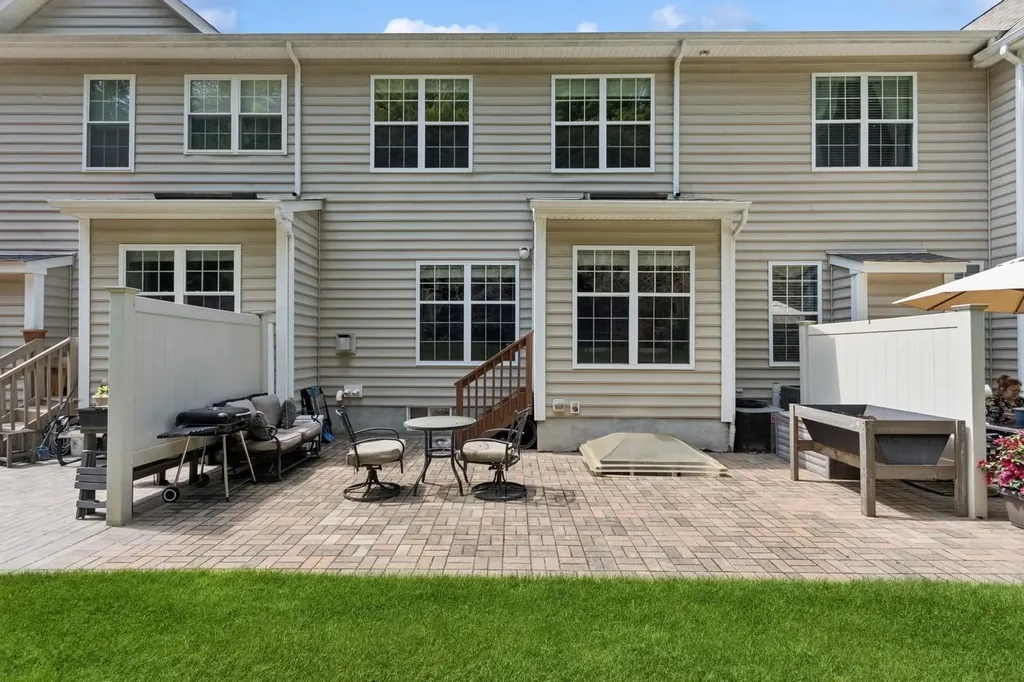 886 Huntington Drive Fishkill NY 12524