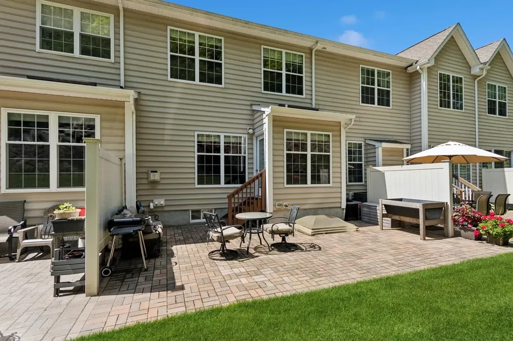 886 Huntington Drive Fishkill NY 12524