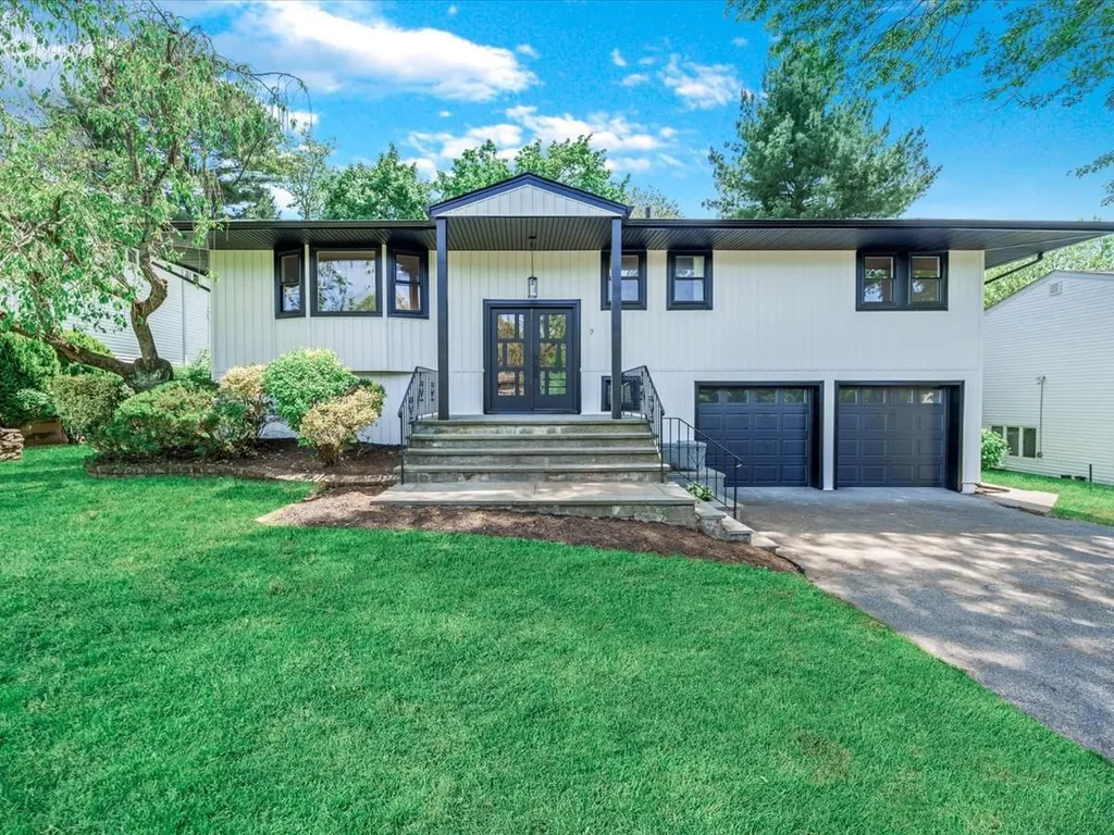 7 Pal Way Plainview NY 11803