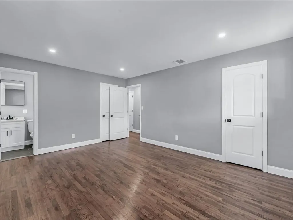 7 Pal Way Plainview NY 11803