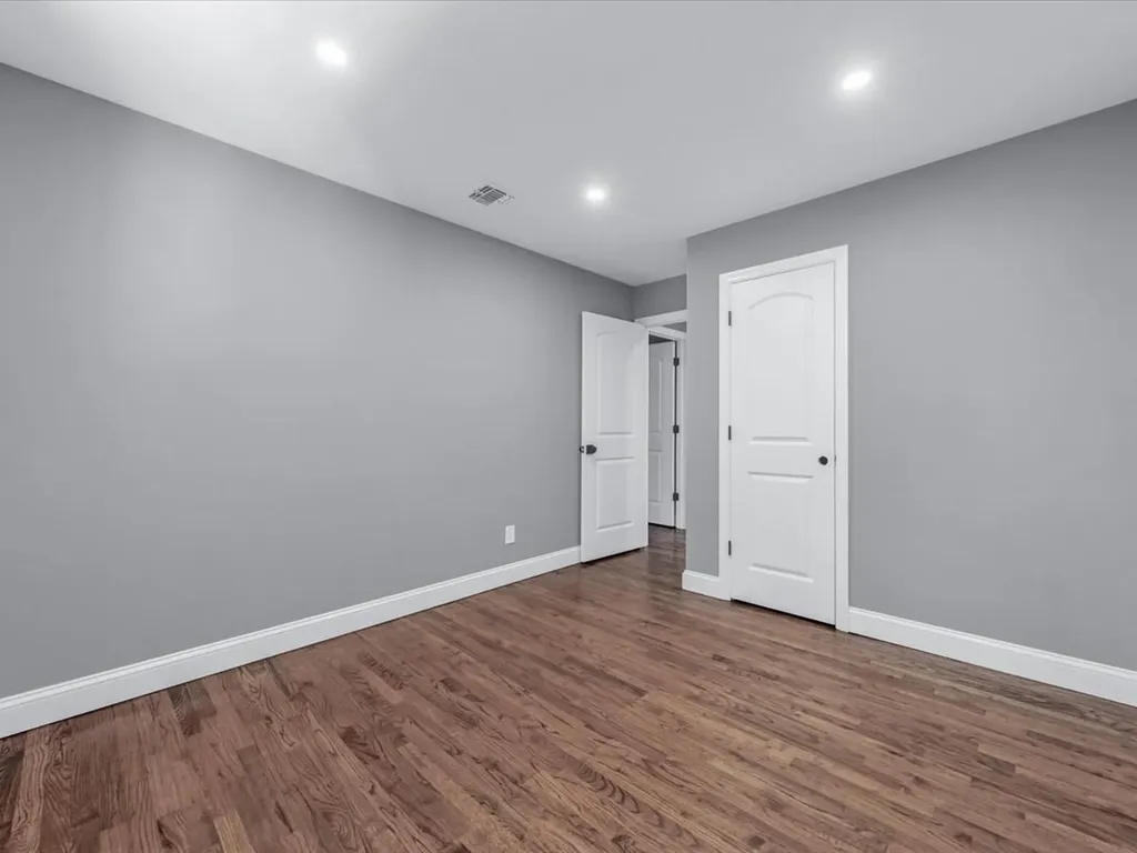 7 Pal Way Plainview NY 11803