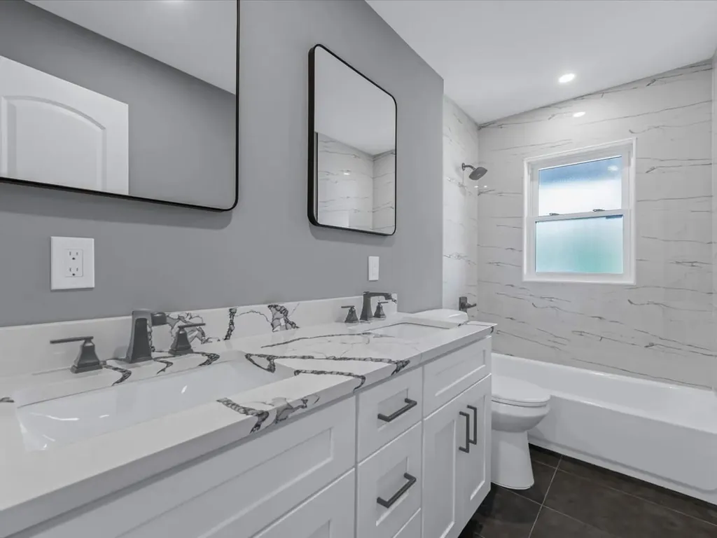 7 Pal Way Plainview NY 11803
