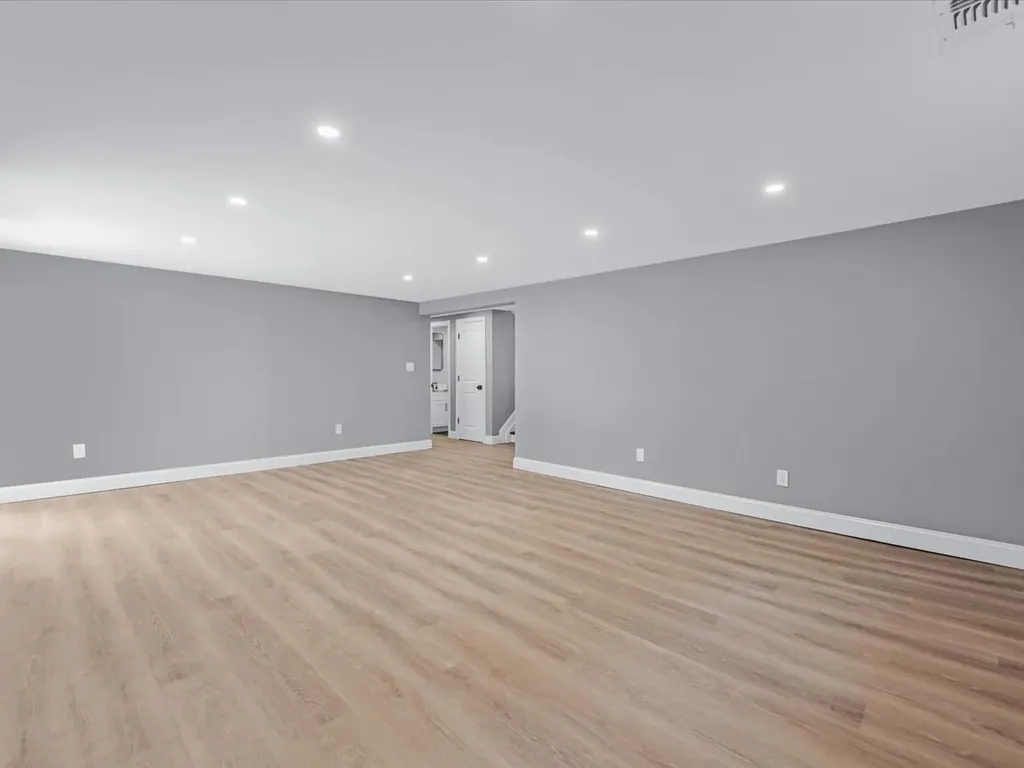 7 Pal Way Plainview NY 11803