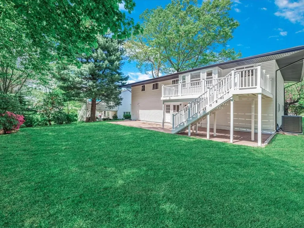 7 Pal Way Plainview NY 11803