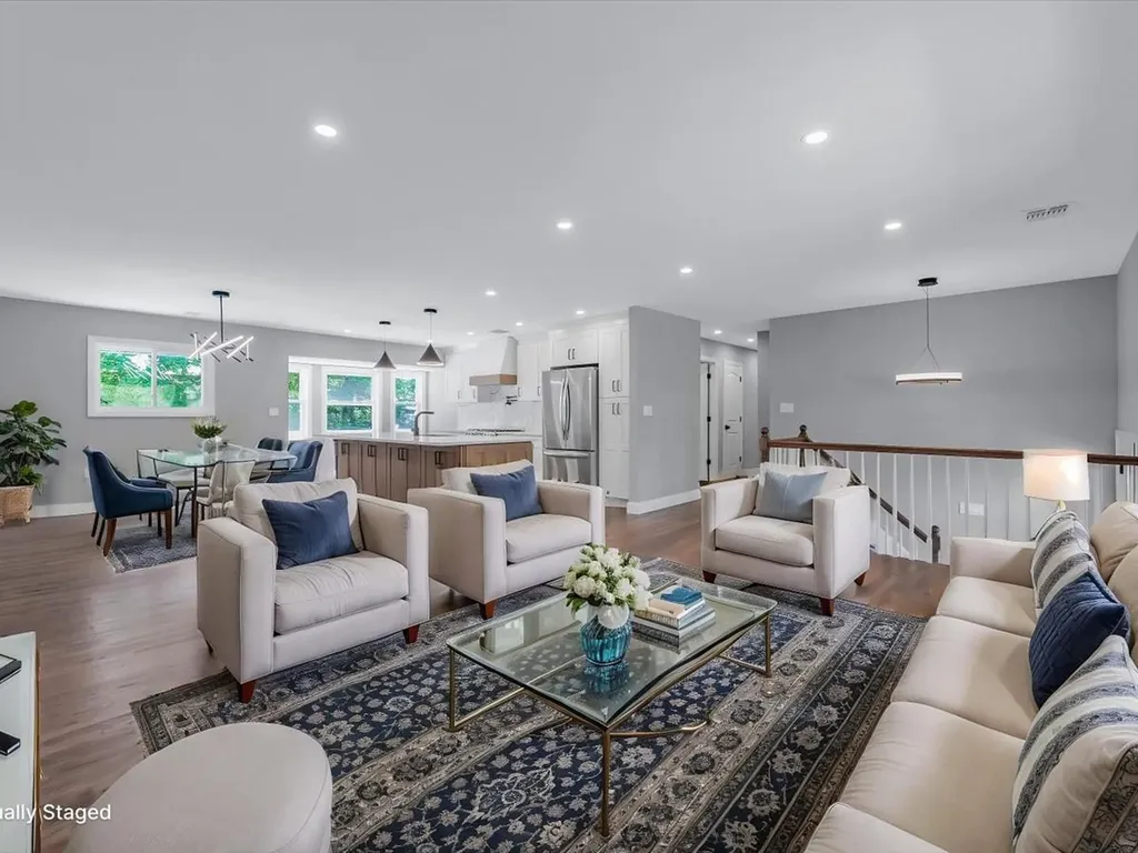 7 Pal Way Plainview NY 11803