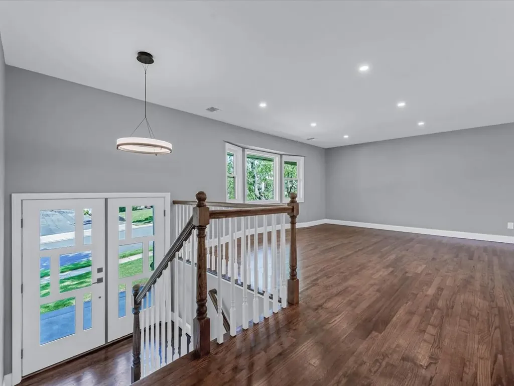 7 Pal Way Plainview NY 11803